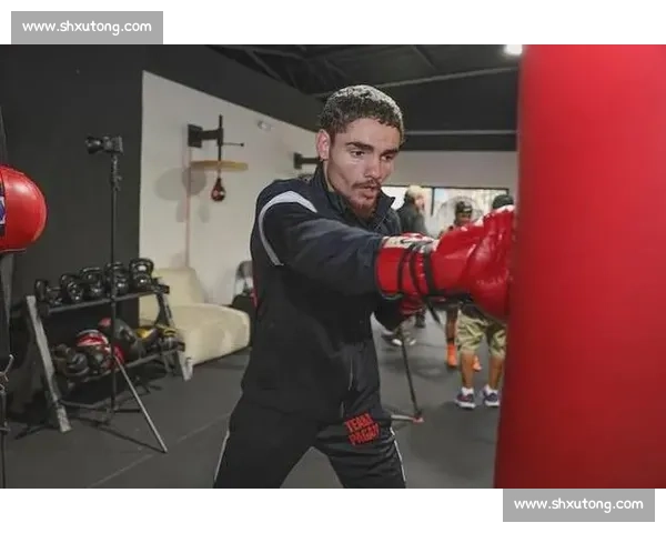 缅甸新星约书亚・万三周连捷 锁定 UFC 蝇量级冠军挑战权